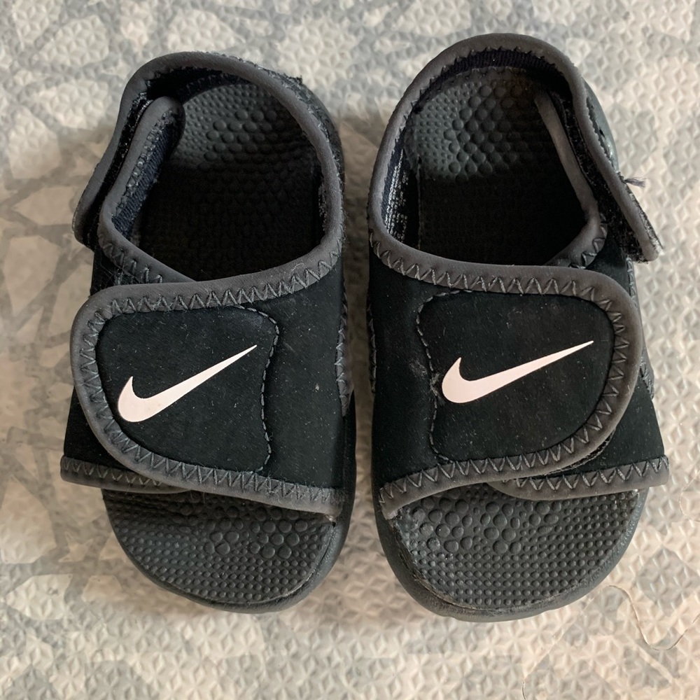 Toddler / baby Nike black sandals size 5